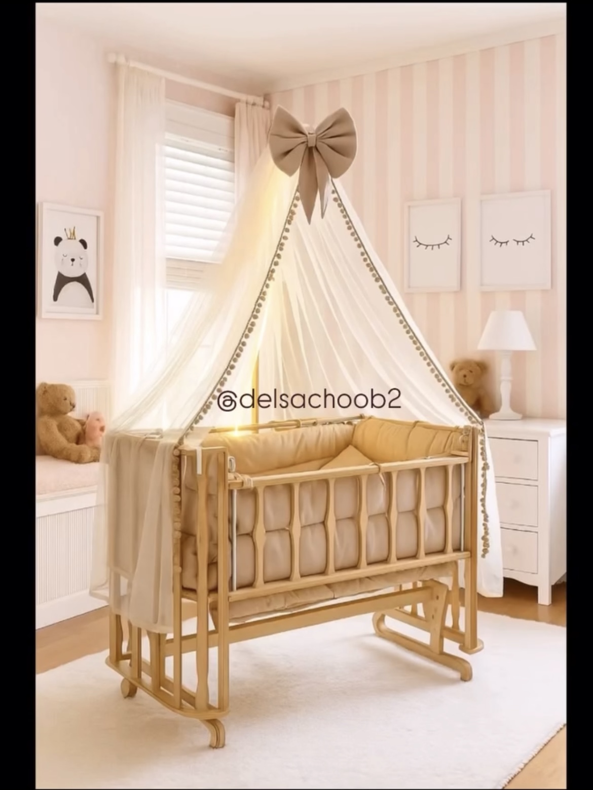 تخت چوبی کنار مادر دلسا چوب